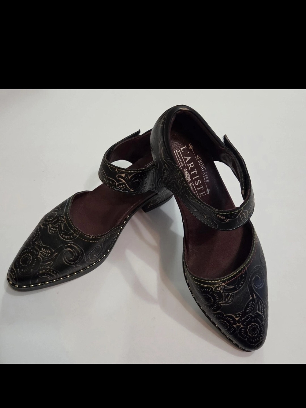 L'ATISTE Shoes Womens 7.5 Floral Embossed Mary Jane Flats
